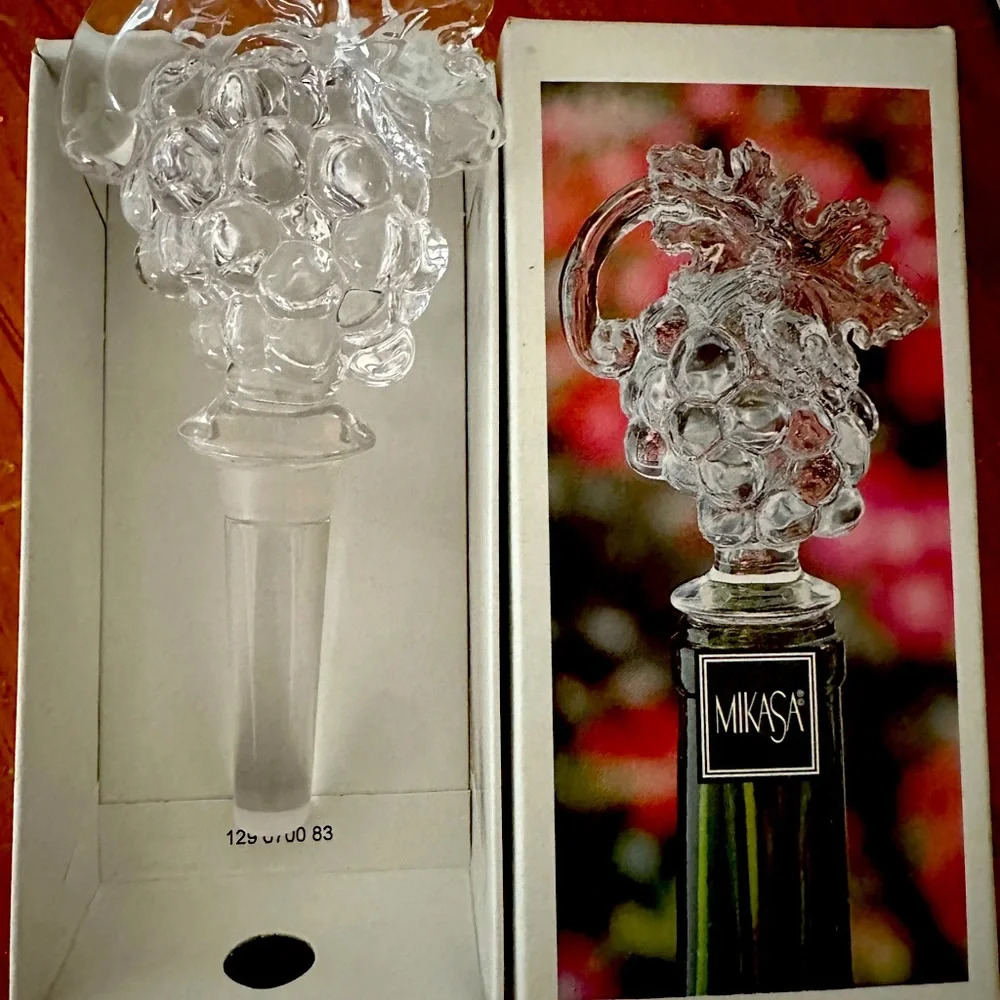 Wine Bottle Stopper. Mikasa Fruit collection Clear Glass Grape Classic Design